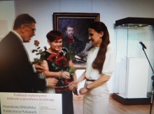 Zdjęcie prezentuje uroczyste wręczenie Wawrzynu Pawła Konrada, Prezesa Towarzystwa Biblioteki Publicznej im. Hieronima Łopacińskiego Andrzeja Zdunka odbierają dyrektor PBP Danuta Szlendak i autorka publikacji Małgorzata Daniłko.