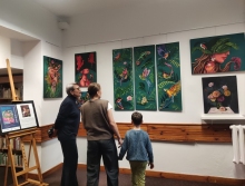 Zdjęcie prezentuje wernisaż Pauliny Kowalskiej w kazimierskiej bibliotece, który odbył się 10 maja 2025 r. 