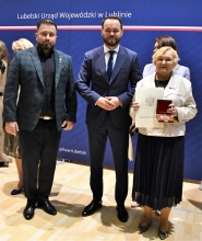 Zdjęcie prezentuje wręczenie dyplomu pani dyrektor Danuta Szlendak przez wojewodę lubelskiego Krzysztofa Komorskiego podczas obchodów Dnia Działacza Kultury, które odbyło się 30 maja 2025 r. w Urzędzie Wojewódzkim w Lublinie.