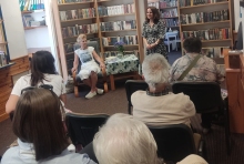 Zdjęcie prezentuje cykl wydarzeń w ramach XXI Tygodnia Bibliotek zorganizowanego przez Bibliotekę Publiczną w Kazimierzu Dolnym: spotkanie autorskie z Hanną Pawłowską – promocja książki „Sekrety Kazimierza Dolnego”.