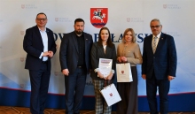Na zdjęciu odebranie podziękowania z rąk członków Zarządu Powiatu Puławskiego – Łukasza Skowyry i Andrzeja Mitruczuka, a także kierownika Wydziału Promocji, Kultury, Sportu i Turystyki Andrzeja Wenerskiego oraz zastępcy burmistrza Końskowoli Krzysztofa Bartuziego przez dyrektor PBP Katarzynę Adamowska-Kane oraz bibliotekarza Agnieszkę Piłat. 