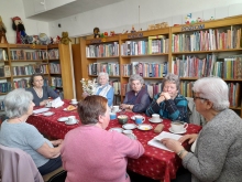 Zdjęcie prezentuje kwietniowe spotkanie kazimierskiego Dyskusyjnego Klubu Książki.