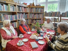 Zdjęcie prezentuje majowe spotkanie kazimierskiego Dyskusyjnego Klubu Książki.
