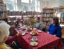 Zdjęcie prezentuje październikowe spotkania kazimierskiego Dyskusyjnego Klubu Książki.