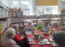 Zdjęcie prezentuje wrześniowe spotkania kazimierskiego Dyskusyjnego Klubu Książki.