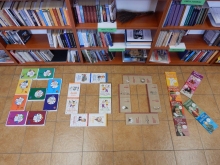 Zdjęcie przedstawia ułożony z książek napis BOOK, w tle regał z książkami. 