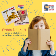 Żółty kwadrat prezentujący dziewczynkę trzymająca w racę otwartą książkę, obok ilustracja wyprawki czytelniczej. 