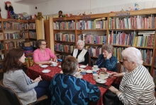 Zdjęcie prezentuje marcowe spotkanie kazimierskiego Dyskusyjnego Klubu Książki. 