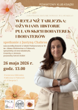 Zdjęcie prezentuje plakat zapraszający na spotkanie Powiatowego Klubu Książki, które odbędzie się 26 maja 2026 r. (wtorek) o godz. 13:00 w Powiatowej Bibliotece Publicznej (ul. 6 Sierpnia 5). Motywem przewodnim spotkania będzie temat: „Więcej niż tabliczka: Ożywiamy zapomniane historie puławskich bohaterów”, a wykład poprowadzi Justyna Chabros. Na plakacie wszystkie wyżej wymienione informacje oraz zdjęcie prelegentki. 