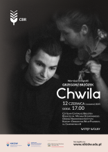 Zdjęcie prezentuje plakat zapraszający na wystawę fotografii: Grzegorz Brzózek „Chwila”. Otwarcie wystawy odbędzie się 12 czerwca o godzinie 17.00 w czytelni CBR (Pałac Czartoryskich).