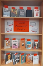 Zdjęcie prezentuje wystawę przygotowaną przez Bibliotekę Publiczną w Kazimierzu Dolnym przygotowaną z okazji obchodów Tygodnia Zakazanych Książek.