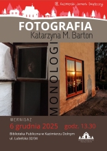 Zdjęcie prezentuje plakat zapraszający na wernisaż wystawy fotografii „Monologi" Katarzyny M. Barton, który odbędzie się 6 grudnia 2025 r. godz. 13:30 w siedzibie kazimierskiej biblioteki.