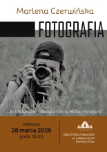 Zdjęcie prezentuje plakat zapraszający na wernisaż wystawy fotografii Marleny Czerwińskiej „W zatrzymaniu i dialogu z naturą. Barwa i struktura”, który odbędzie się 28 marca 2026 r. o godz. 12:00 w siedzibie kazimierskiej biblioteki. Na plakacie widać zdjęcie fotografki trzymającej w ręku aparat i ukrytej pośród traw. 